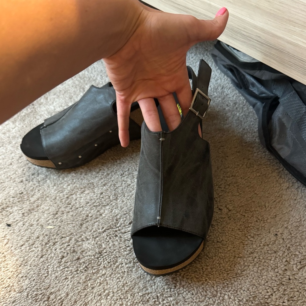 Black Very Volatile wedges